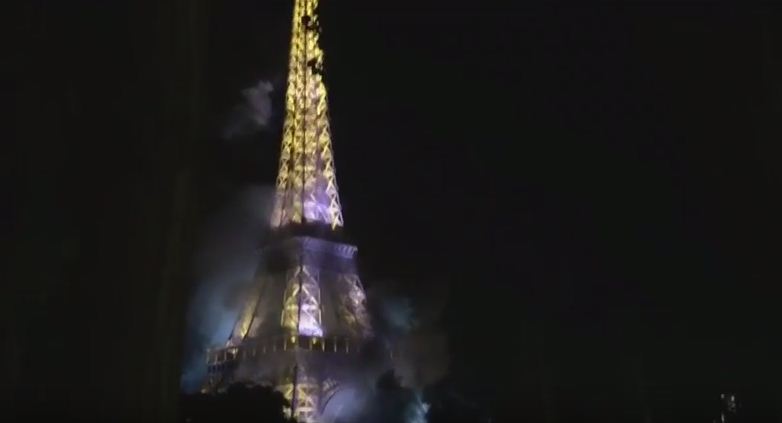 После ужаса у Ници, пожар код Ајфелове куле (ВИДЕО)